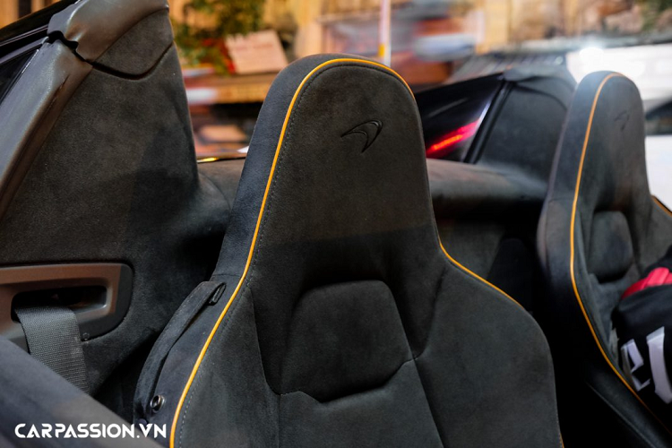 Một số chi tiết khác ở phần ngoại thất như cản trước, ốp gương chiếu hậu, hốc gió đặt ở hai bên hông và cuối cùng là cản sau đều được làm từ sợi carbon siêu nhẹ. Xe sử dụng bộ mâm 5 chấu được sơn đen mờ, ẩn phía sau là hệ thống phanh đĩa carbon ceramic hiệu năng cao với khả năng chịu nhiệt lớn và cùm phanh sơn đỏ khá nổi bật