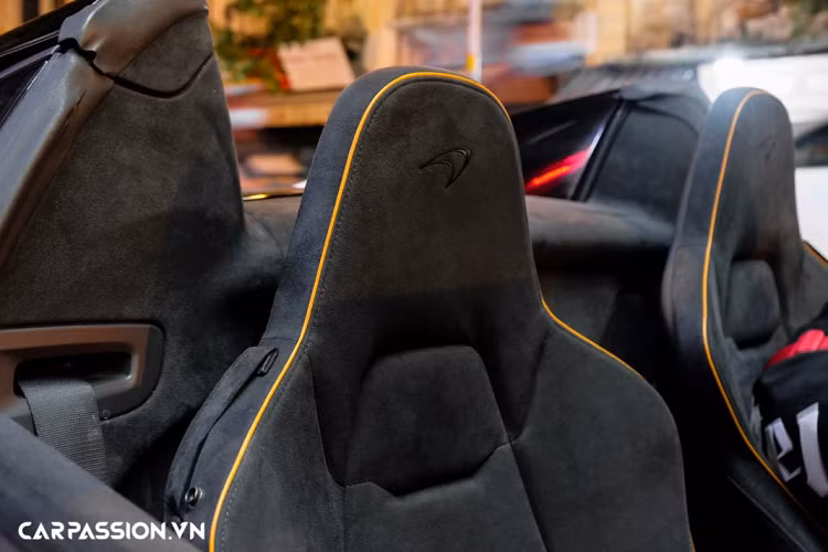 Một số chi tiết khác ở phần ngoại thất như cản trước, ốp gương chiếu hậu, hốc gió đặt ở hai bên hông và cuối cùng là cản sau đều được làm từ sợi carbon siêu nhẹ. Xe sử dụng bộ mâm 5 chấu được sơn đen mờ, ẩn phía sau là hệ thống phanh đĩa carbon ceramic hiệu năng cao với khả năng chịu nhiệt lớn và cùm phanh sơn đỏ khá nổi bật