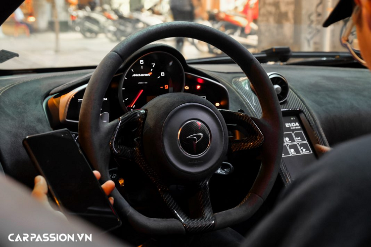 McLaren luôn là hãng xe nổi tiếng đi tiên phong trong việc áp dụng nhiều công nghệ từ giải đua xe F1 lên những mẫu xe thương mại của hãng. Toàn bộ khoang lái và khung sườn của chiếc 650S Spider đều được làm từ sợi carbon.