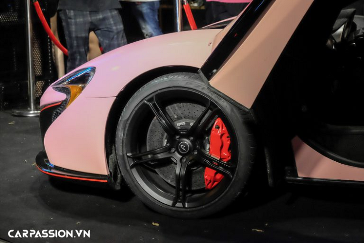 Thân xe được trang bị một hốc gió lớn được làm từ sợi carbon, phần mui xếp, nắp động cơ và cánh gió được dán decal đen bóng làm điểm nhấn. Tên xe “650S” đặt trên phần líp gió bên hông khá ấn tượng.