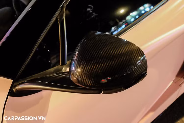 So với phiên bản Coupe thì biến thể mui trần Spider nặng hơn 40 kg do được tích hợp hệ thống đóng mở mui, tổng trọng lượng của xe rơi vào khoảng 1.370 kg. Chủ nhân của xe có thể vừa chạy vừa đóng hoặc mở mui ở vận tốc dưới 30 km/h và toàn bộ quá trình này chỉ mất vỏn vẹn 17 giây.