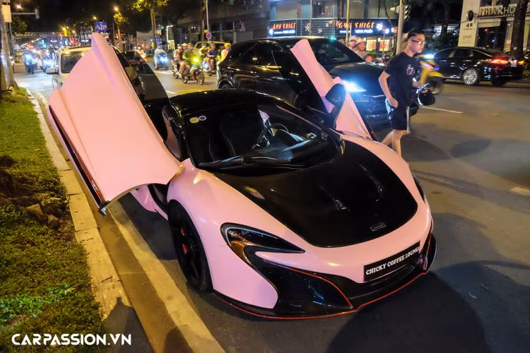 Toàn bộ 7 chiếc 650S được đưa về Việt Nam đều thuộc phiên bản mui trần Spider, hai trong số đó đang khoác lên mình bộ bodykit đến từ Liberty Walk, bên cạnh việc được đổi màu ngoại thất, chiếc McLaren 650S Spider trong bài viết còn được chủ nhân độ nắp ca-pô bằng sợi carbon mang phong cách của chiếc hypercar McLaren P1.