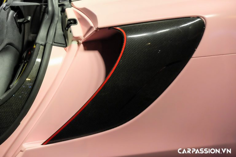 Nội thất xe với vô-lăng ốp sợi carbon và bọc da Alcantara, ghế ngồi, táp-pi cửa, bảng táp-lô và trần xe được bọc da Alcantara cùng chỉ khâu cam nổi bật. Bảng điều khiển trung tâm cũng được ốp carbon với các nút điều chỉnh chế độ lái và một số chức năng vận hành khác, màn hình giải trí cỡ nhỏ, cụm đồng hồ chính với đồng hồ analog hiển thị vòng tua máy và tốc độ di chuyển cùng hai màn hình điện tử hai bên hiển thị thông số vận hành...