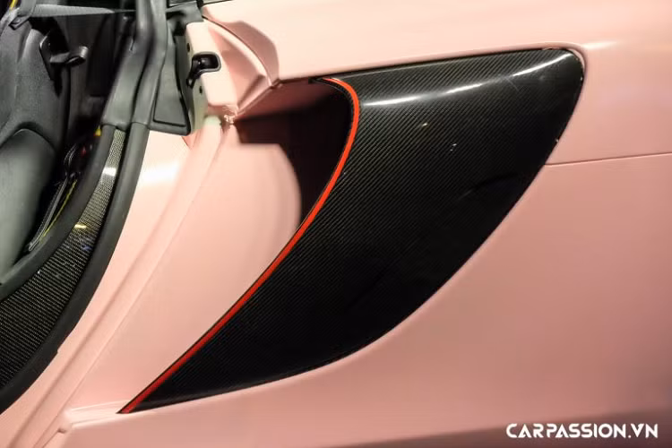 Nội thất xe với vô-lăng ốp sợi carbon và bọc da Alcantara, ghế ngồi, táp-pi cửa, bảng táp-lô và trần xe được bọc da Alcantara cùng chỉ khâu cam nổi bật. Bảng điều khiển trung tâm cũng được ốp carbon với các nút điều chỉnh chế độ lái và một số chức năng vận hành khác, màn hình giải trí cỡ nhỏ, cụm đồng hồ chính với đồng hồ analog hiển thị vòng tua máy và tốc độ di chuyển cùng hai màn hình điện tử hai bên hiển thị thông số vận hành...