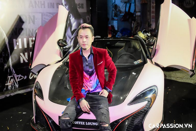 Sự kiện được diễn cho giới sao Việt diễn ra tại Chicky Coffee Lounge, TP HCM. Ngoài dàn sao nổi tiếng, thu hút không ít sự chú ý tại sự kiện chính mẫu siêu xe Anh Quốc McLaren 650S Spider độ độc vừa được chủ nhân “lột xác” với lớp decal màu hồng nhám đầy cá tính. 