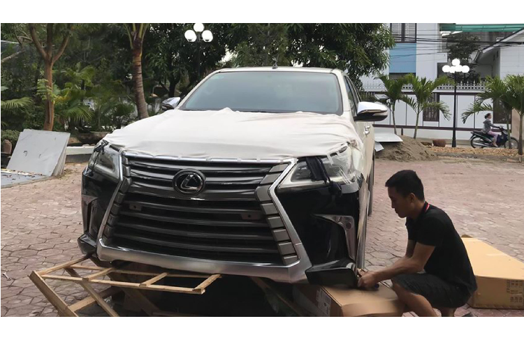 Chia sẻ trên trang cá nhân của Hoàng Lâm Auto - đơn vị chuyên "lên đời" cho các dòng xe Lexus LX-Series, có thể thấy dự án nâng cấp phần đầu xe Toyota Hilux độ Lexus LX đang được thực hiện cho khá nhiều chủ nhân.