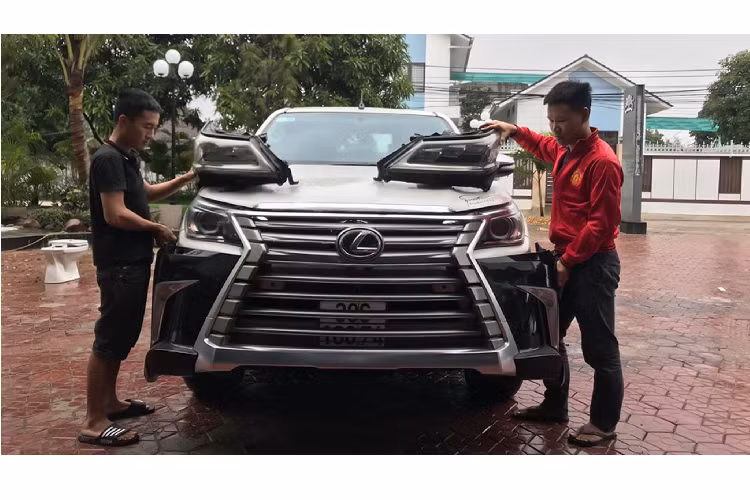 Vì hai dòng xe Lexus LX và Toyota Hilux khác nhau hoàn toàn, nên không thể lắp đặt theo kiểu “plug &amp; play” nên trong lúc thi công đòi hỏi người thợ Việt phải tinh chỉnh lại rất nhiều chi tiết để phù hợp khi lắp đặt.