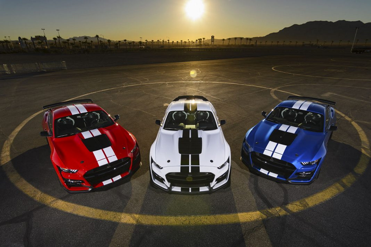 Ông Jim Farley, giám đốc điều hành của Ford cho biết:”Chúng tôi tự hào về các biến thể ổn định với hiệu suất cao Mustang đang phát triển của chúng tôi. Từ Thụy Điển đến Thượng Hải, ngày càng nhiều người đam mê lái xe đang tận hưởng cảm giác tự do và con đường rộng mở của Mỹ trên những chiếc Mustang mới này”.