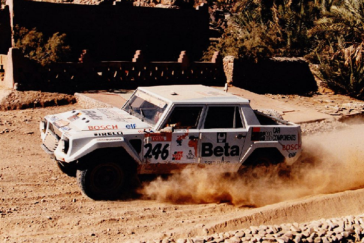 Chiếc xe cuối cùng cũng mang LM002 đến với Dakar Rally vào năm 1996 và mang số hiệu thi đấu 246. Ở giai đoạn đầu, nó hoàn thành các vòng đua vô cùng trơn tru, đặc biệt là ở đoạn đường ngập nước tại Tây Ban Nha và sa mạc Sahara. Tuy nhiên, cân nặng chưa bao giờ là điểm mạnh của xe và đó cũng là một điểm yếu chết chóc của chiếc xe đua này.