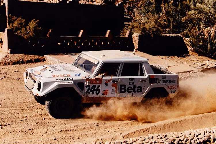 Chiếc xe cuối cùng cũng mang LM002 đến với Dakar Rally vào năm 1996 và mang số hiệu thi đấu 246. Ở giai đoạn đầu, nó hoàn thành các vòng đua vô cùng trơn tru, đặc biệt là ở đoạn đường ngập nước tại Tây Ban Nha và sa mạc Sahara. Tuy nhiên, cân nặng chưa bao giờ là điểm mạnh của xe và đó cũng là một điểm yếu chết chóc của chiếc xe đua này.