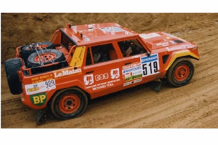 Chiếc thứ hai với màu sơn đỏ, được nâng cấp đầy ấn tượng với khả năng đạt tốc độ 180 km/h trên đường cát và 200 km/h trên đường nhựa thông thường. Khối động cơ được nâng cấp với công suất cực đại 475 mã lực. Chiếc xe nặng 3.200 kg khi được trang bị đầy đủ để lên đường, bao gồm cả việc đổ đầy bình xăng dung tích lên đến 600 lít.