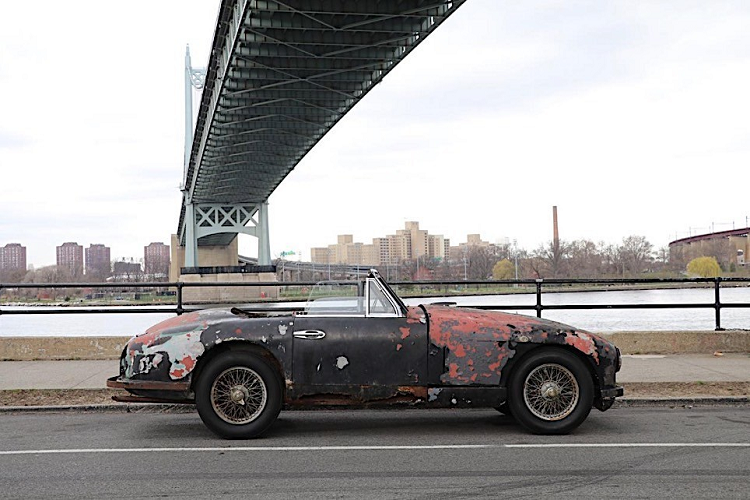 Dù nguyên nhân là gì đi nữa, chiếc xe Anh Quốc trông thật tệ và rõ ràng là thuộc về một bãi phế liệu nào đó. Tuy nhiên, điều thú vị tại đây là có một người sinh sống ở New York đã nhìn thấy tiềm năng của nó, và hiện đang chào bán. Dựa theo thông tin từ trang ClassicCars, chiếc DB2 Drophead 1952 này được ra giá tới 135.000 USD (tương đương 3,15 tỷ đồng). Đây là một số tiền không rẻ dành cho một chiếc xe tàn tạ, nhưng chỉ là một góc nhỏ của một chiếc DB2 cổ điển vẫn sáng bóng, hoạt động tốt ở thời nay.