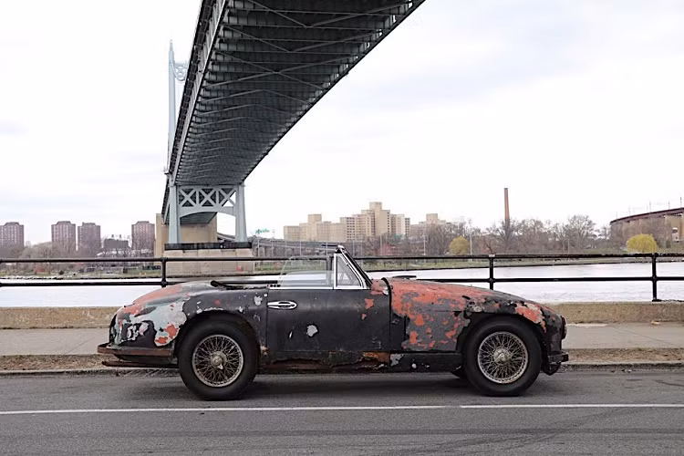 Dù nguyên nhân là gì đi nữa, chiếc xe Anh Quốc trông thật tệ và rõ ràng là thuộc về một bãi phế liệu nào đó. Tuy nhiên, điều thú vị tại đây là có một người sinh sống ở New York đã nhìn thấy tiềm năng của nó, và hiện đang chào bán. Dựa theo thông tin từ trang ClassicCars, chiếc DB2 Drophead 1952 này được ra giá tới 135.000 USD (tương đương 3,15 tỷ đồng). Đây là một số tiền không rẻ dành cho một chiếc xe tàn tạ, nhưng chỉ là một góc nhỏ của một chiếc DB2 cổ điển vẫn sáng bóng, hoạt động tốt ở thời nay.