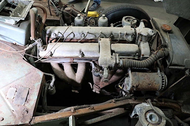 Phía sau của chiếc Aston Martin DB2 Drophead Coupe 1952 được rao bán 135.000 USD. Chủ xe rõ ràng là một người không hề trân trọng những gì mình đang có trong tay, và để kệ chiếc xe bị tàn phá bởi thời gian tại một góc nào đó cho tới khi nó rơi vào tình trạng thảm hại thế này. Bên cạnh đó, chiếc DB2 này cũng đã từng được độ và cải tạo trong quá khứ, bởi nó không có mã số động cơ tương xứng và cũng không phải do Aston Martin chế tạo.