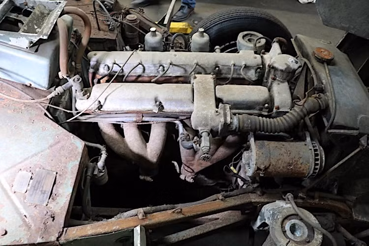 Phía sau của chiếc Aston Martin DB2 Drophead Coupe 1952 được rao bán 135.000 USD. Chủ xe rõ ràng là một người không hề trân trọng những gì mình đang có trong tay, và để kệ chiếc xe bị tàn phá bởi thời gian tại một góc nào đó cho tới khi nó rơi vào tình trạng thảm hại thế này. Bên cạnh đó, chiếc DB2 này cũng đã từng được độ và cải tạo trong quá khứ, bởi nó không có mã số động cơ tương xứng và cũng không phải do Aston Martin chế tạo.