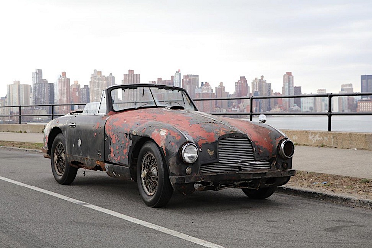 Thân vỏ tàn tạ bởi thời gian, thiếu phụ tùng, và một không gian nội thất bị hủy hoại đến độ khó coi. Đây là lời miêu tả ngắn gọn về tình trạng của một chiếc xe mà có lẽ không ai muốn bỏ tiền mua. Thế nhưng chiếc xe tàn tạ đó là Aston Martin cực hiếm thì sao? Liệu có nhà sưu tập nào muốn rước một “đống sắt phế liệu” như dưới đây về nhà?