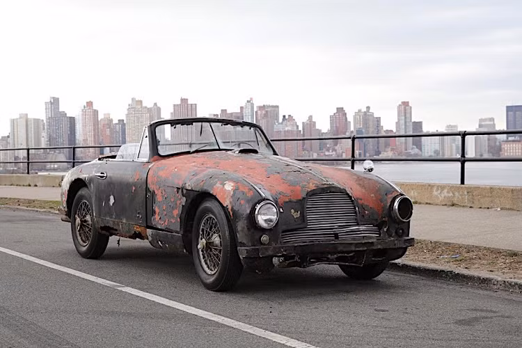 Thân vỏ tàn tạ bởi thời gian, thiếu phụ tùng, và một không gian nội thất bị hủy hoại đến độ khó coi. Đây là lời miêu tả ngắn gọn về tình trạng của một chiếc xe mà có lẽ không ai muốn bỏ tiền mua. Thế nhưng chiếc xe tàn tạ đó là Aston Martin cực hiếm thì sao? Liệu có nhà sưu tập nào muốn rước một “đống sắt phế liệu” như dưới đây về nhà?