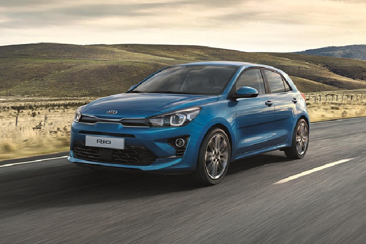 So với phiên bản 2020, Kia Rio thế hệ mới được nâng cấp thiết kế mặt trước với lưới tản nhiệt hình mũi hổ hẹp hơn, đèn pha LED tích hợp đèn chạy ban ngày mới. Hai màu ngoại thất là Perennial Grey (xám) và Sporty Blue (xanh dương) cũng được bổ sung, cùng với đó là mâm xe hợp kim 16 inch.