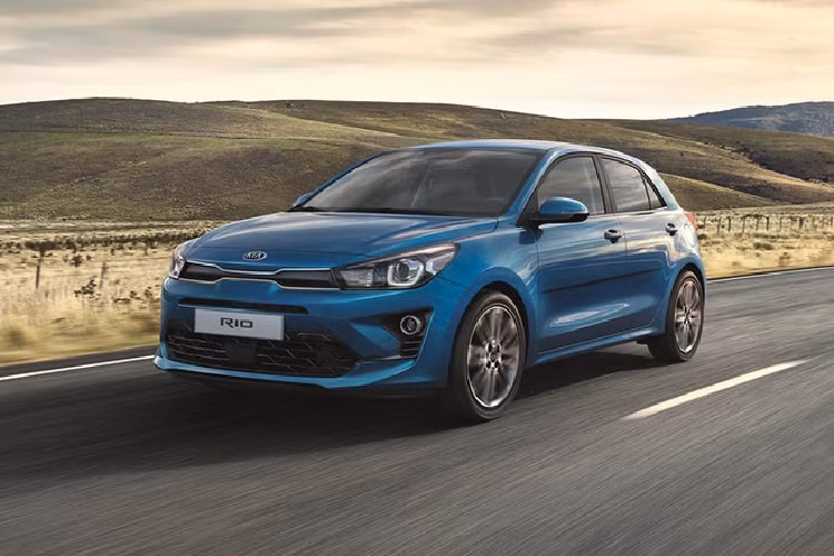 So với phiên bản 2020, Kia Rio thế hệ mới được nâng cấp thiết kế mặt trước với lưới tản nhiệt hình mũi hổ hẹp hơn, đèn pha LED tích hợp đèn chạy ban ngày mới. Hai màu ngoại thất là Perennial Grey (xám) và Sporty Blue (xanh dương) cũng được bổ sung, cùng với đó là mâm xe hợp kim 16 inch.
