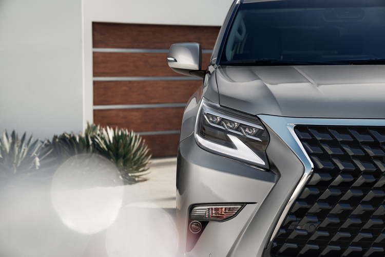 Ra mắt năm ngoái, gói trang bị Off-Road Package chỉ dành cho bản đời cao, cung cấp kiểm soát bò Crawl Control, quan sát toàn cảnh Panoramic View, theo dõi đa địa hình Multi-Terrain Monitor, làm mát hộp số và thêm cơ cấu bảo vệ bình nhiên liệu.