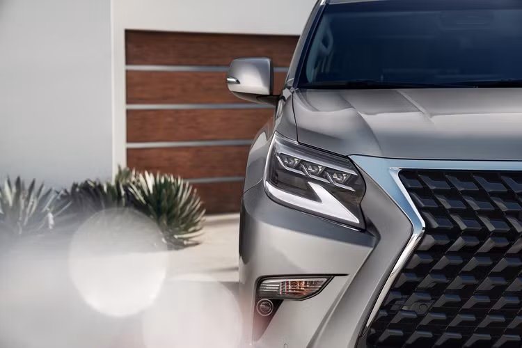 Ra mắt năm ngoái, gói trang bị Off-Road Package chỉ dành cho bản đời cao, cung cấp kiểm soát bò Crawl Control, quan sát toàn cảnh Panoramic View, theo dõi đa địa hình Multi-Terrain Monitor, làm mát hộp số và thêm cơ cấu bảo vệ bình nhiên liệu.