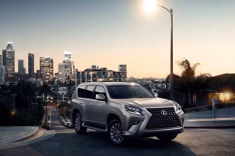 Phiên bản Lexus GX 460 nâng cấp này sẽ dùng vô lăng bọc gỗ thêm tính năng sưởi, la-zăng 18 inch màu bạc, kính cách âm và tương thích với trợ lý ảo Amazon Alexa.