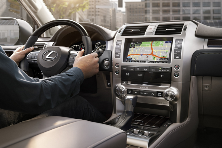 Gói tính năng an toàn Safety System+ nay trở thành trang bị tiêu chuẩn trên toàn bộ dòng Lexus mới, gồm hệ thống tránh va chạm với phát hiện người đi bộ, cảnh báo chệch làn, kiểm soát hành trình radar động tốc độ cao với đèn pha thông minh.