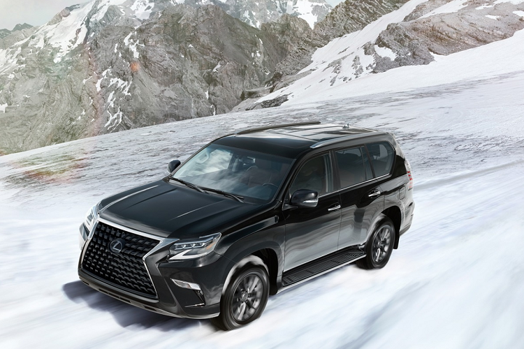 Phiên bản này dùng vô lăng bọc gỗ thêm tính năng sưởi, la-zăng 18 inch màu bạc, kính cách âm và tương thích với trợ lý ảo Amazon Alexa.