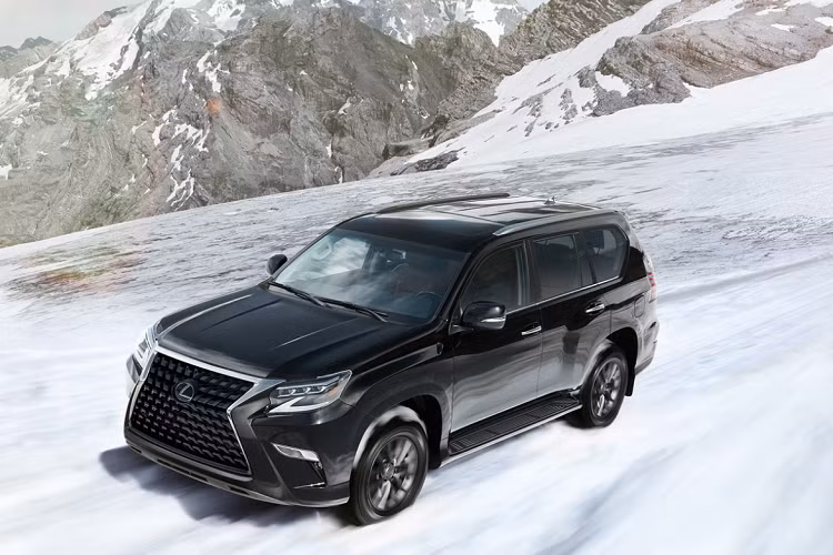 Phiên bản này dùng vô lăng bọc gỗ thêm tính năng sưởi, la-zăng 18 inch màu bạc, kính cách âm và tương thích với trợ lý ảo Amazon Alexa.