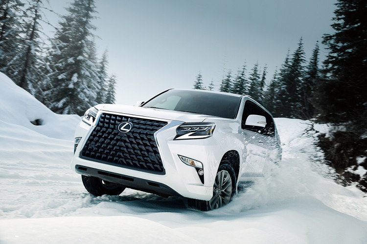 Khách mua xe có thể chọn 6 màu ngoại thất, gồm Claret Mica, Black Onyx, Nightfall Mica, Starfire Pearl, Nebula Gray Pearl, và Atomic Silver. Nội thất có 4 màu, gồm Sepia, Black, Ecru, và Rioja Red đi cùng trần xe màu đen. Giá xe Lexus GX 460 2021 chưa công bố chính thức.