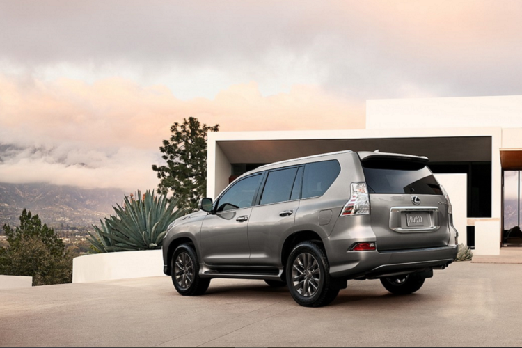 Bản Premium và Luxury giữ nguyên động cơ V8 4.6L, sản sinh công suất 301 mã lực và mô-men xoắn 446 Nm, dẫn động 4 bánh, khóa vi sai chống trượt, cùng sức tời duy trì ở mức 2.948 kg