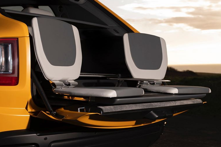 Ở phần khoang hành lý phía sau, chiếc xe được trang bị tùy chọn cao cấp với hai ghế ngồi Picnic có thể thu gọn một cách dễ dàng. Hai chiếc ghế này cũng được phối theo phong cách da hai tông màu chủ đạo của khoang nội thất chiếc xe.