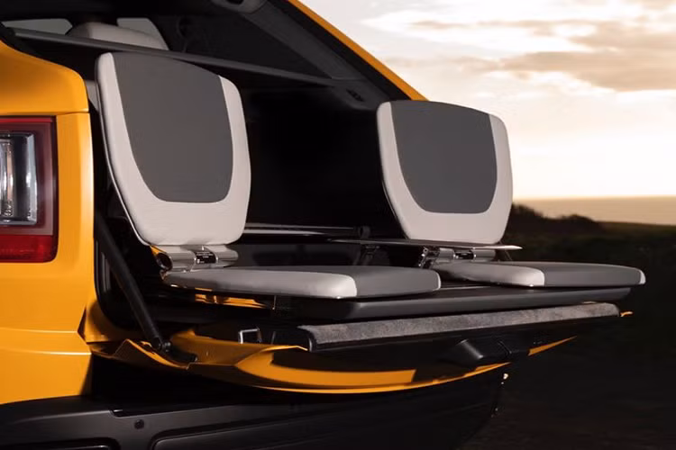 Ở phần khoang hành lý phía sau, chiếc xe được trang bị tùy chọn cao cấp với hai ghế ngồi Picnic có thể thu gọn một cách dễ dàng. Hai chiếc ghế này cũng được phối theo phong cách da hai tông màu chủ đạo của khoang nội thất chiếc xe.