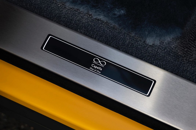 Những chi tiết đặc biệt nhất, tinh túy nhất của phiên bản này đều nằm ở trong khoang nội thất được bọc chất liệu da cao cấp của Rolls-Royce. Khoang nội thất của chiếc Cullinan Capella được phối giữa 3 tông màu gồm xám trắng – xám sẫm cùng các chi tiết màu vàng nổi bật. Xen lẫn vào đó chính là họa tiết dạng tổ ong được tạo hình trên nền vải một số khu vực như chỗ để tay ở hàng ghế sau,…