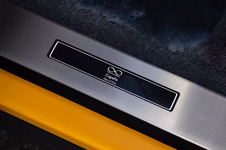 Những chi tiết đặc biệt nhất, tinh túy nhất của phiên bản này đều nằm ở trong khoang nội thất được bọc chất liệu da cao cấp của Rolls-Royce. Khoang nội thất của chiếc Cullinan Capella được phối giữa 3 tông màu gồm xám trắng – xám sẫm cùng các chi tiết màu vàng nổi bật. Xen lẫn vào đó chính là họa tiết dạng tổ ong được tạo hình trên nền vải một số khu vực như chỗ để tay ở hàng ghế sau,…