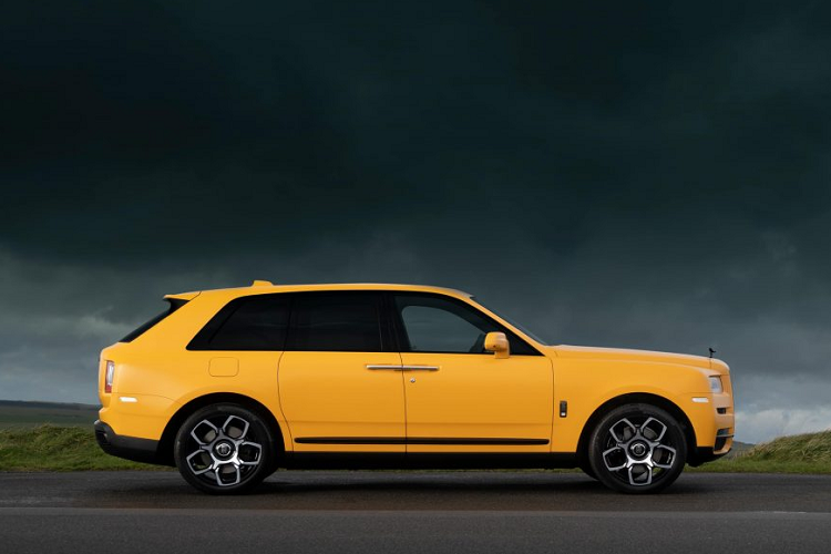 Khối động cơ V12 tăng áp kép, dung tích 6,75 lít của Cullinan có khả năng sản sinh công suất cực đại 600 mã lực, nhiều hơn 29 mã lực so với Cullinan tiêu chuẩn và mô-men xoắn cực đại đại 900 Nm. Sức mạnh này được kiểm soát và truyền đến cả bốn bánh xe thông qua hộp số Bespoke ZF 8 cấp. Giá xe Rolls-Royce Cullinan Black Badge “Capella” hiện vẫn là một ẩn số.