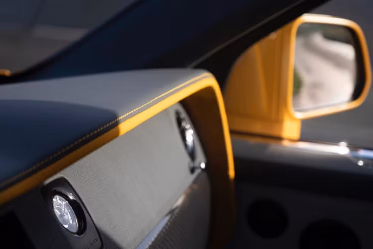 Trên các phần ghế ngồi cũng được trang bị các đường màu vàng đầy tinh tế. Logo đặc trưng của phiên bản Black Badge cũng được thêu bằng chỉ vàng ở phần hàng ghế phía sau. Một chi tiết không thể thiếu trên chiếc xe này chính là tùy chọn “bầu trời sao” quen thuộc được tạo thành từ 1.344 ánh đèn LED tô điểm cho trần xe bọc da màu đen.
