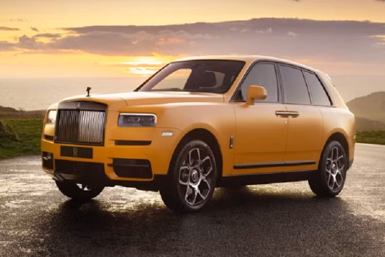 “Capella” hay Alpha Aurigae là tên gọi của ngôi sao sáng nhất trong chòm sao Ngự Phu, và là ngôi sao sáng thứ 6 trên bầu trời đêm, đồng thời cũng là ngôi sao sáng thứ 3 ở bán cầu bắc thiên cầu sau hai sao Arcturus và Vega. Capella là một ngôi sao màu vàng rực rỡ lớn gấp 80 lần so với mặt trời, là ánh sáng dẫn đường và là nguồn cảm hứng đằng sau chiếc xe Rolls-Royce Cullinan Black Badge mới có một không hai này.