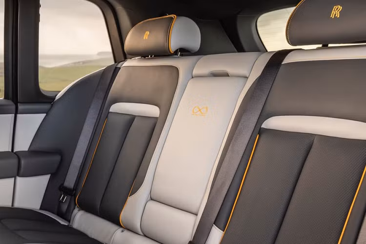 Cullinan được phát triển dựa trên nền tảng của mẫu xe Phantom 8. Xe có chiều dài 5.341 mm, rộng 2.164 mm, cao 1.835 mm và chiều dài cơ sở 3.295 mm. Được xây dựng trên nền tảng “Architecture of Luxury” giống với Phantom VIII, Cullinan sở hữu bộ khung bằng nhôm thay cho kim loại nhu trước cùng những công nghệ tiên tiến hàng đầu.