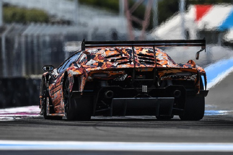 Đặc tính khí động học của xe được thiết kế dựa trên những nghiên cứu của đội đua Lamborghini Squadra Corse trong các giải đua GT. Kết quả là SCV12 có khả năng vận hành linh hoạt và ổn định, cũng như cảm giác lái ấn tượng ngay cả trên những vòng đua khó nhằn nhất.