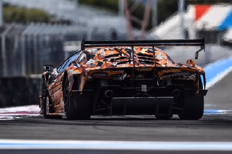 Đặc tính khí động học của xe được thiết kế dựa trên những nghiên cứu của đội đua Lamborghini Squadra Corse trong các giải đua GT. Kết quả là SCV12 có khả năng vận hành linh hoạt và ổn định, cũng như cảm giác lái ấn tượng ngay cả trên những vòng đua khó nhằn nhất.