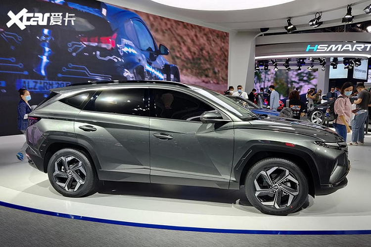 Điểm nhấn khác biệt lớn nhất của Hyundai Tucson L thế hệ mới so với bản trục cơ sở tiêu chuẩn đương nhiên nằm ở kích thước. Theo đó, mẫu xe này có chiều dài 4.630 mm, rộng 1.865 mm, cao 1.665 mm và chiều dài cơ sở 2.755 mm. Các con số tương ứng của Hyundai Tucson 2021 bản trục cơ sở tiêu chuẩn là 4.500 mm, 1.864 mm, 1.651 mm và 2.680 mm. Như vậy, Hyundai Tucson L 2021 có chiều dài cơ sở chỉ kém một chút so với con số 2.766 mm của đàn anh Santa Fe 2021.