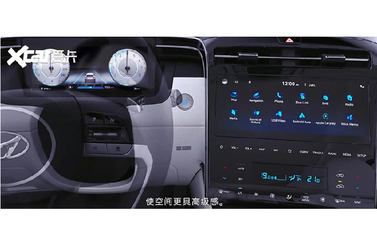 Bên trong Hyundai Tucson L 2021 là không gian nội thất tối giản nhưng toát lên vẻ hiện đại và công nghệ cao. Điểm nhấn đập vào mắt đầu tiên là 2 đường kẻ màu bạc kéo dài từ mặt táp-lô xuống cụm điều khiển trung tâm và sang mặt cửa. Ngay cả màn hình trung tâm và cửa gió điều hòa cũng được bao quanh bởi 2 đường kẻ này.