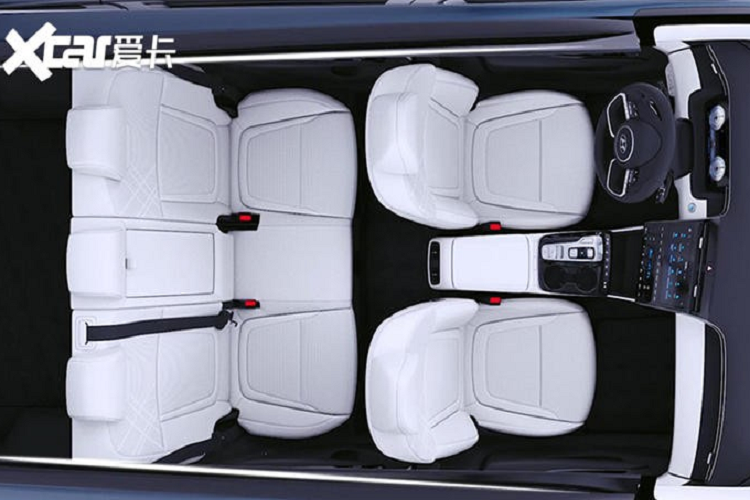 Chưa hết, trên Hyundai Tucson L 2021 còn có nhiều đường dập gân và hốc bánh góc cạnh. Riêng bộ vành của mẫu crossover này có thiết kế phức tạp vốn là đặc trưng của thương hiệu Hyundai. Các cột của xe đều được sơn màu đen, tạo hiệu ứng nóc lơ lửng. Tiếp đến là đường viền mạ crôm bám theo nóc xe, kéo dài đến gần đèn hậu, khiến Hyundai Tucson L 2021 trông như thấp hơn.