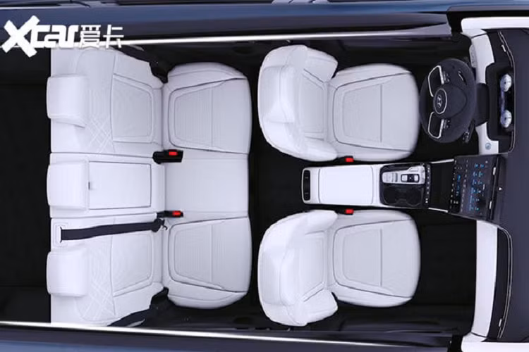 Chưa hết, trên Hyundai Tucson L 2021 còn có nhiều đường dập gân và hốc bánh góc cạnh. Riêng bộ vành của mẫu crossover này có thiết kế phức tạp vốn là đặc trưng của thương hiệu Hyundai. Các cột của xe đều được sơn màu đen, tạo hiệu ứng nóc lơ lửng. Tiếp đến là đường viền mạ crôm bám theo nóc xe, kéo dài đến gần đèn hậu, khiến Hyundai Tucson L 2021 trông như thấp hơn.