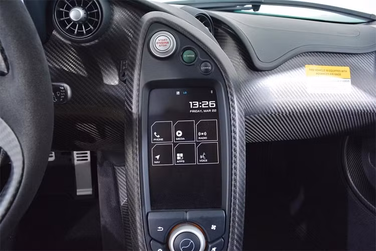 Đây là một chiếc xe được bảo trì, chăm sóc thường xuyên bởi McLaren nên chính vì thế mà sau nhiều năm được sản xuất, xe vẫn ở trong tình trạng rất tốt và mới vận hành quãng đường chỉ khoảng 2500 km.