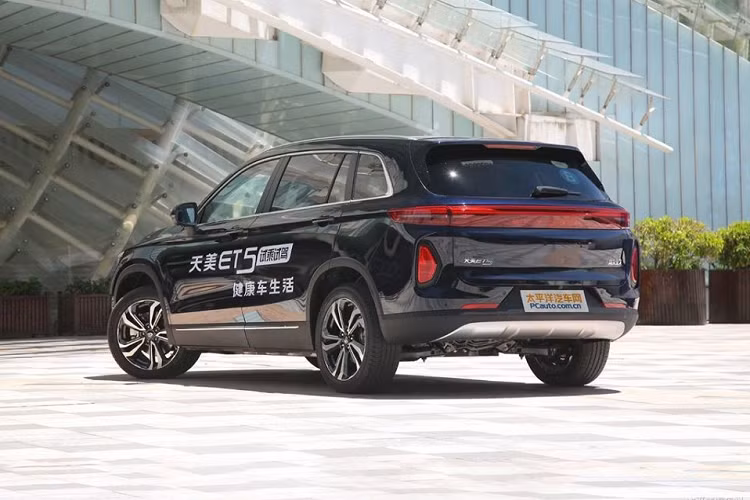 Quay trở lại với mẫu xe điên Skywell ET5, mẫu xe đầu tiên của thương hiệu mới mẻ này là ET5. Nó có thiết kế khá đẹp nhưng không có gì thực nổi bật. Dải đèn hậu lớn phía sau có lẽ là điểm bắt mắt nhất.