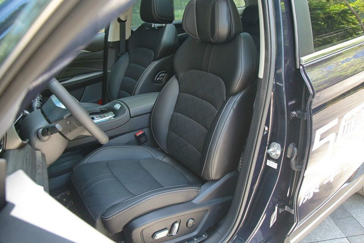 Nội thất xe trông tương đối sang trọng và công nghệ với một màn hình LCD 12.3 inch ở vị trí bảng đồng hồ và một màn hình cảm ứng LCD 12.8 inch cho hệ thống thông tin giải trí.