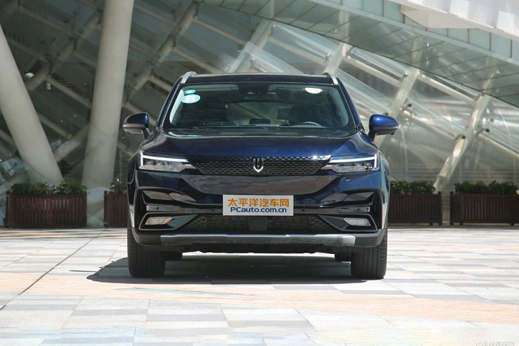  Giá xe Skywell ET5 sẽ trong khoảng 150.000 – 200.000 nhân dân tệ (tương đương 495 – 660 triệu đồng), và đây không phải là một cái giá đắt đối với một mẫu SUV điện có kích thước và trang bị thế này.