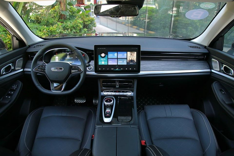 Xe có trang bị một mô tơ điện sản sinh 204 mã lực và 320 Nm mô-men xoắn cực đại. Dung lượng cụm pin là 72 kWh, qua đó mang tới cự li di chuyển xa tới 520 km trên một lần sạc theo chu trình NEDC. Kích thước của Skywell ET5 là dài 4.698 mm, rộng 1.908 mm, cao 1.696 mm với trục cơ sở dài 2.800 mm.